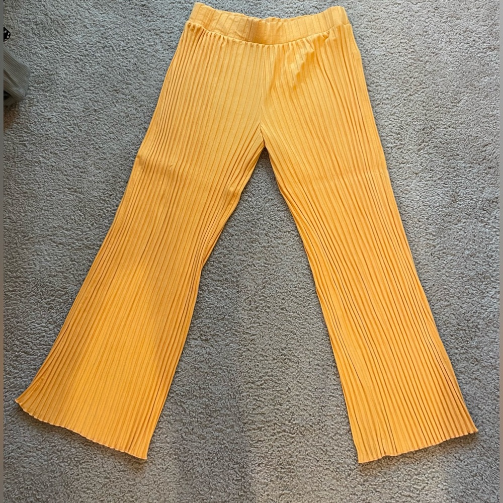 Stretchy flowy orange pleated pants, size L, great condition